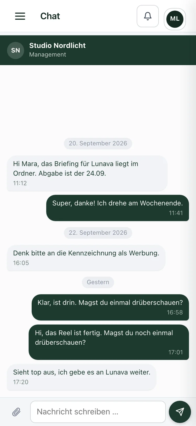 Creator-Portal am Handy: Chat zwischen Creator und Agentur mit Briefing, Abgabe und Freigabe.